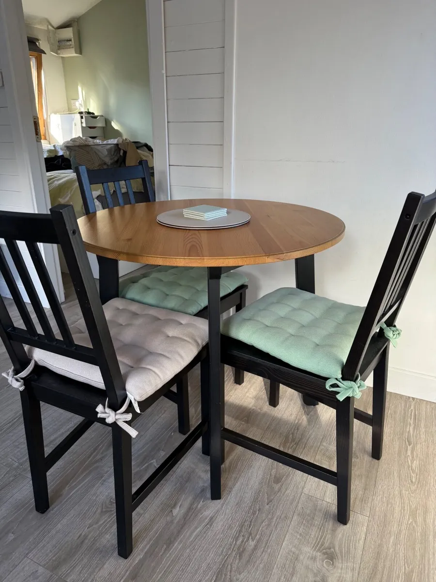 Kitchen table and chairs - Image 3