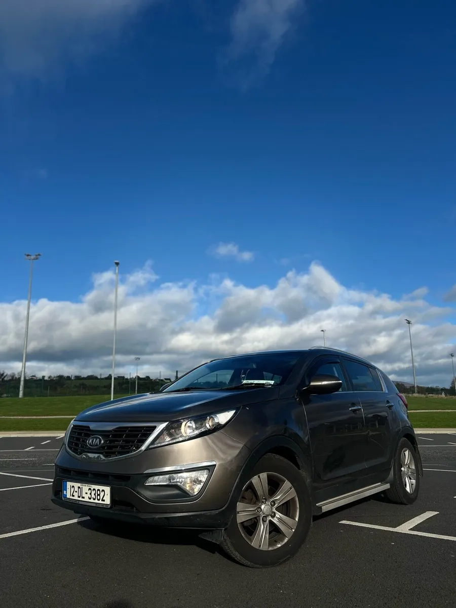 Fully serviced KIA SPORTAGE 1.7 2012 - Image 2
