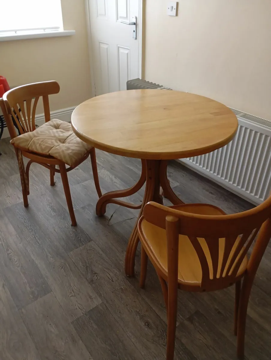 Table and chairs - Image 1