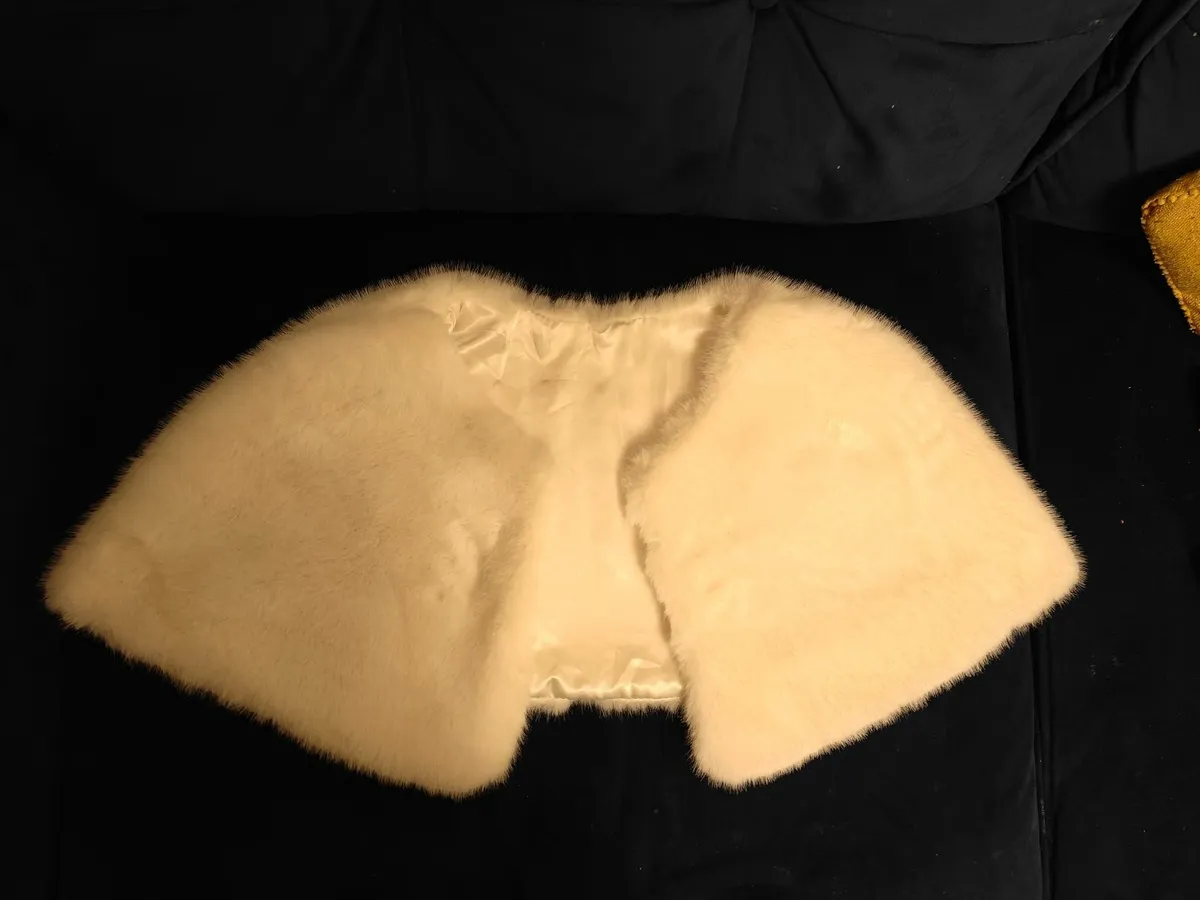 Faux fur shawls - Image 1