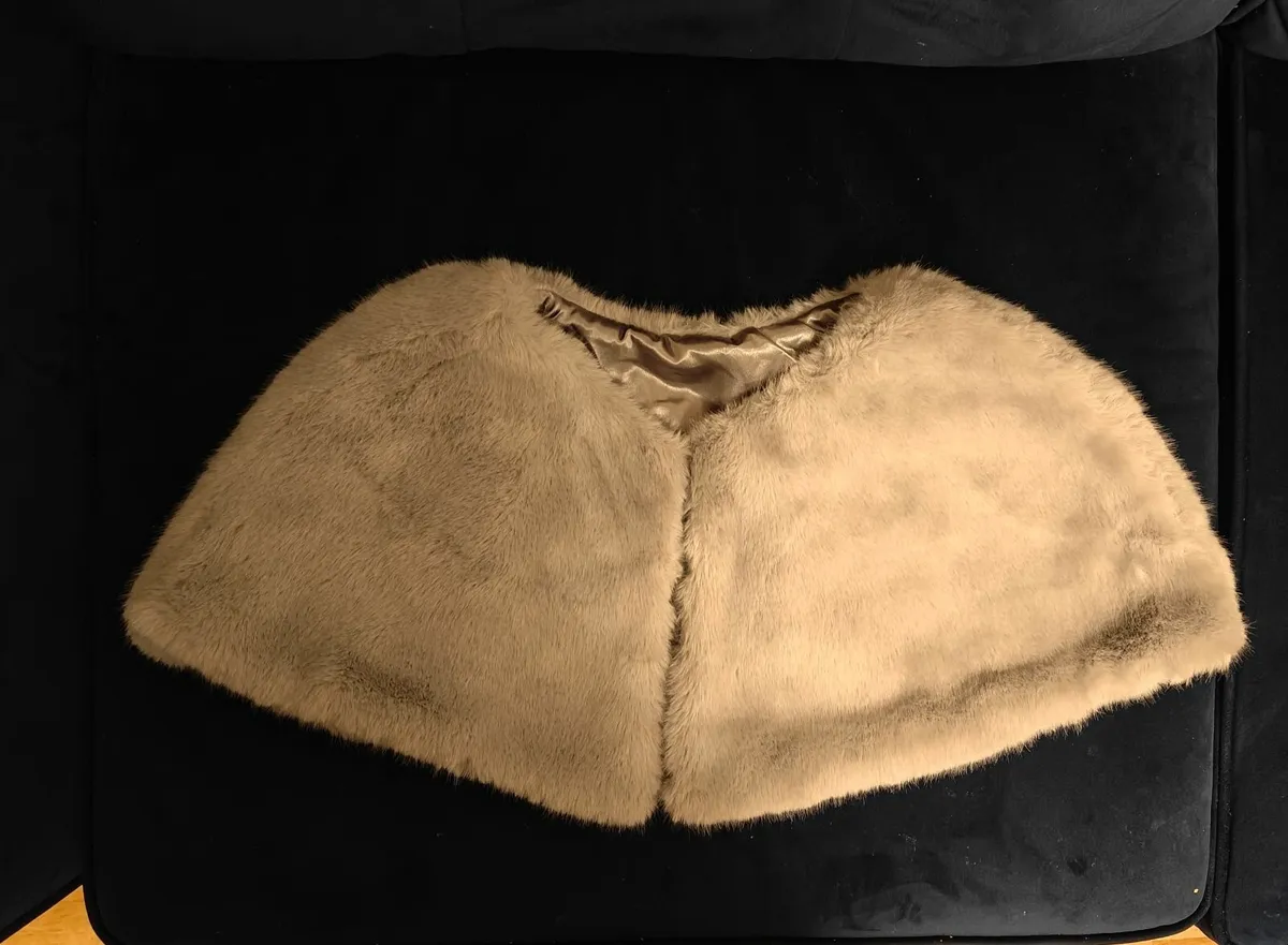 Faux fur shawls - Image 2