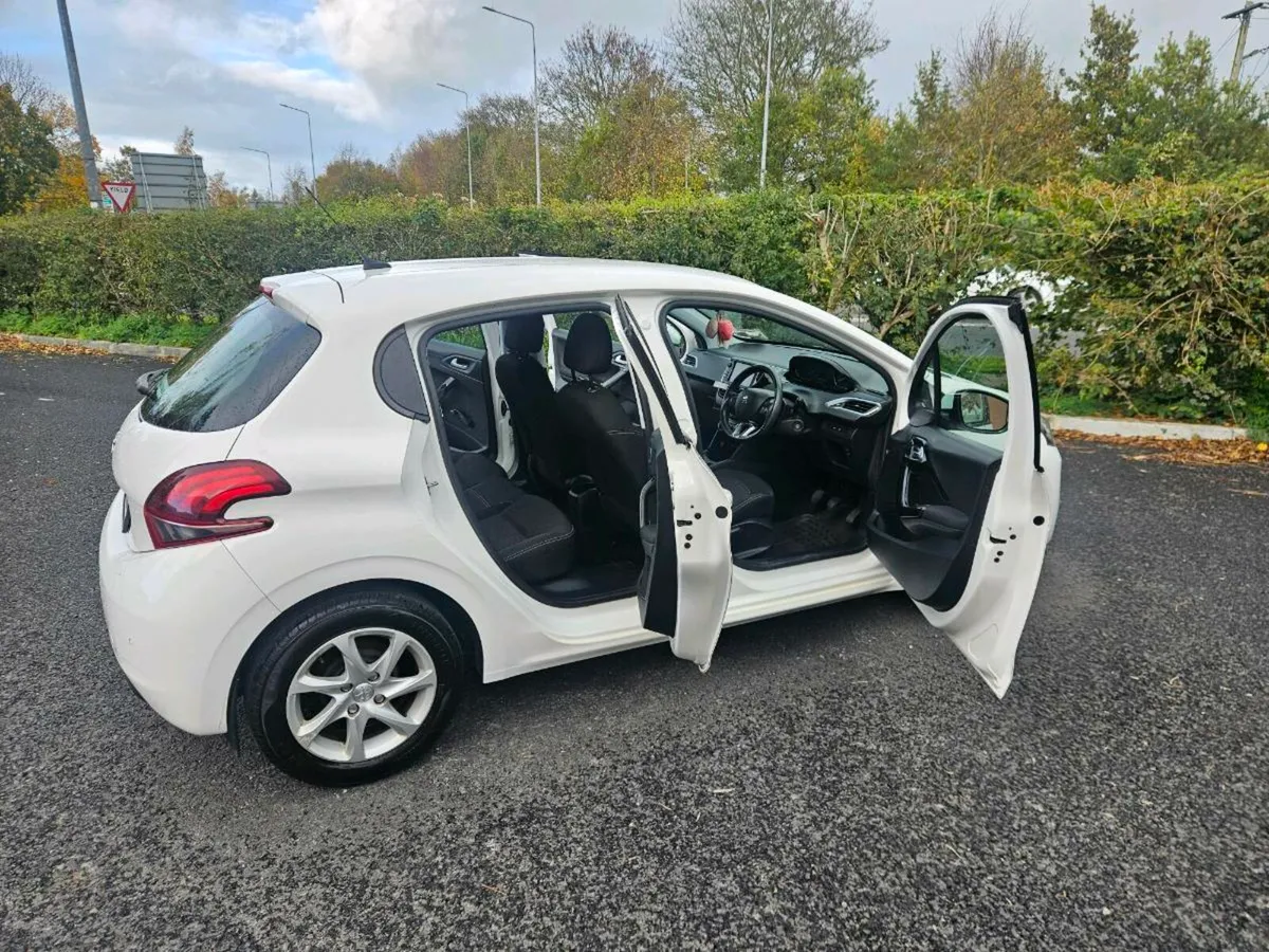 Peugeot 208, 2019, 1.2 Petrol - Image 4