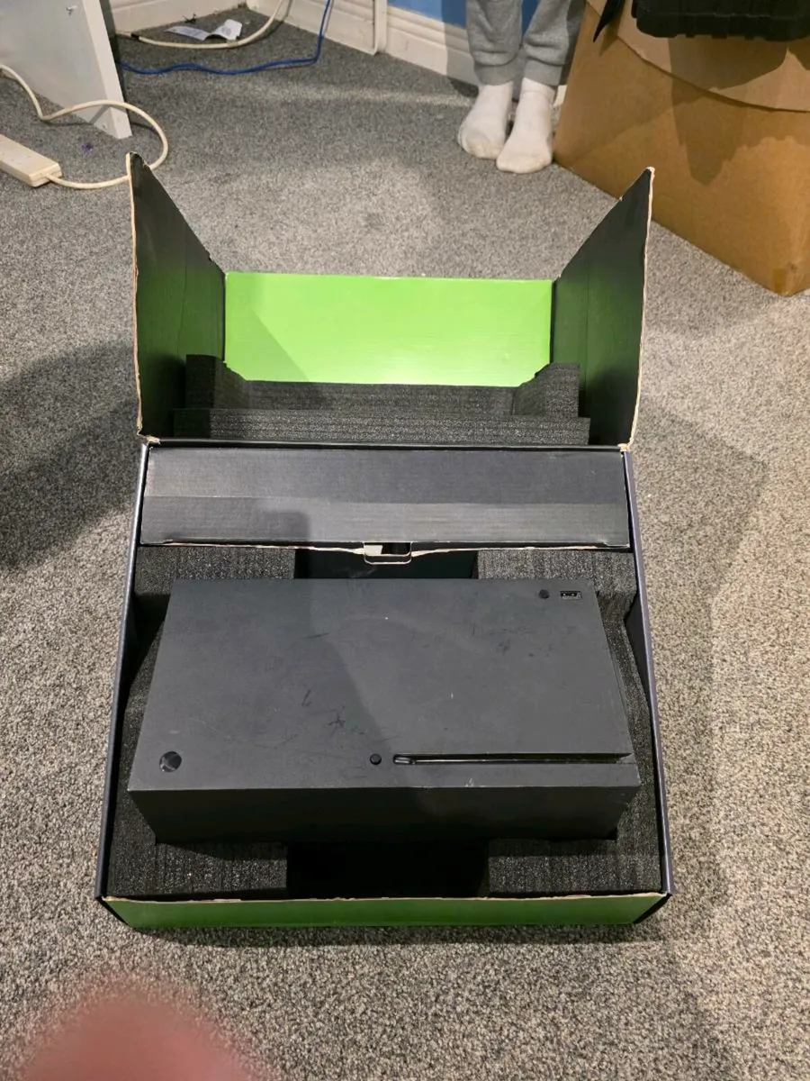 Xbox Series X & AOC gaming monitor - Image 1
