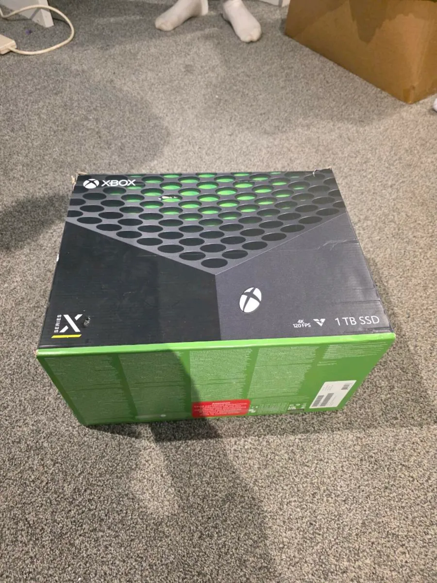 Xbox Series X & AOC gaming monitor - Image 3