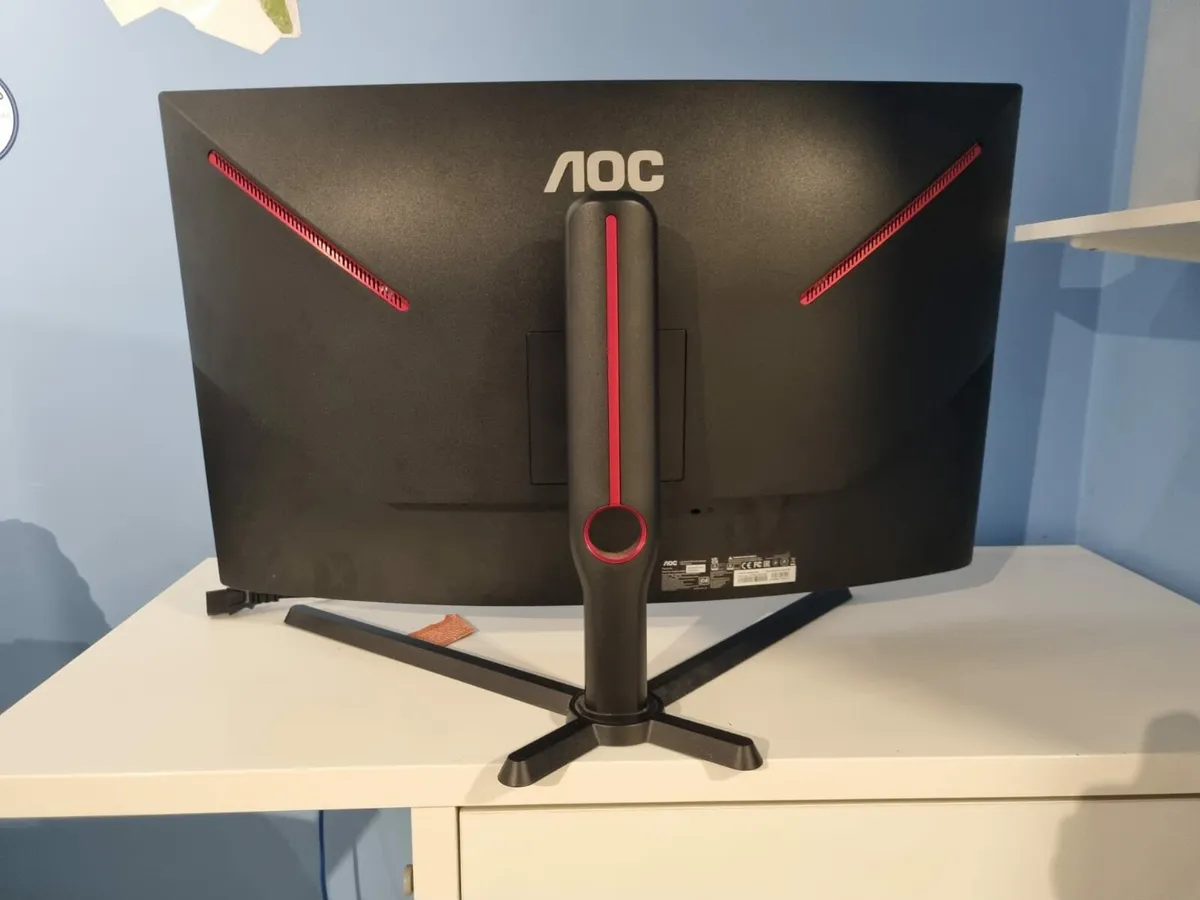 AOC curved gaming monitor - Image 2