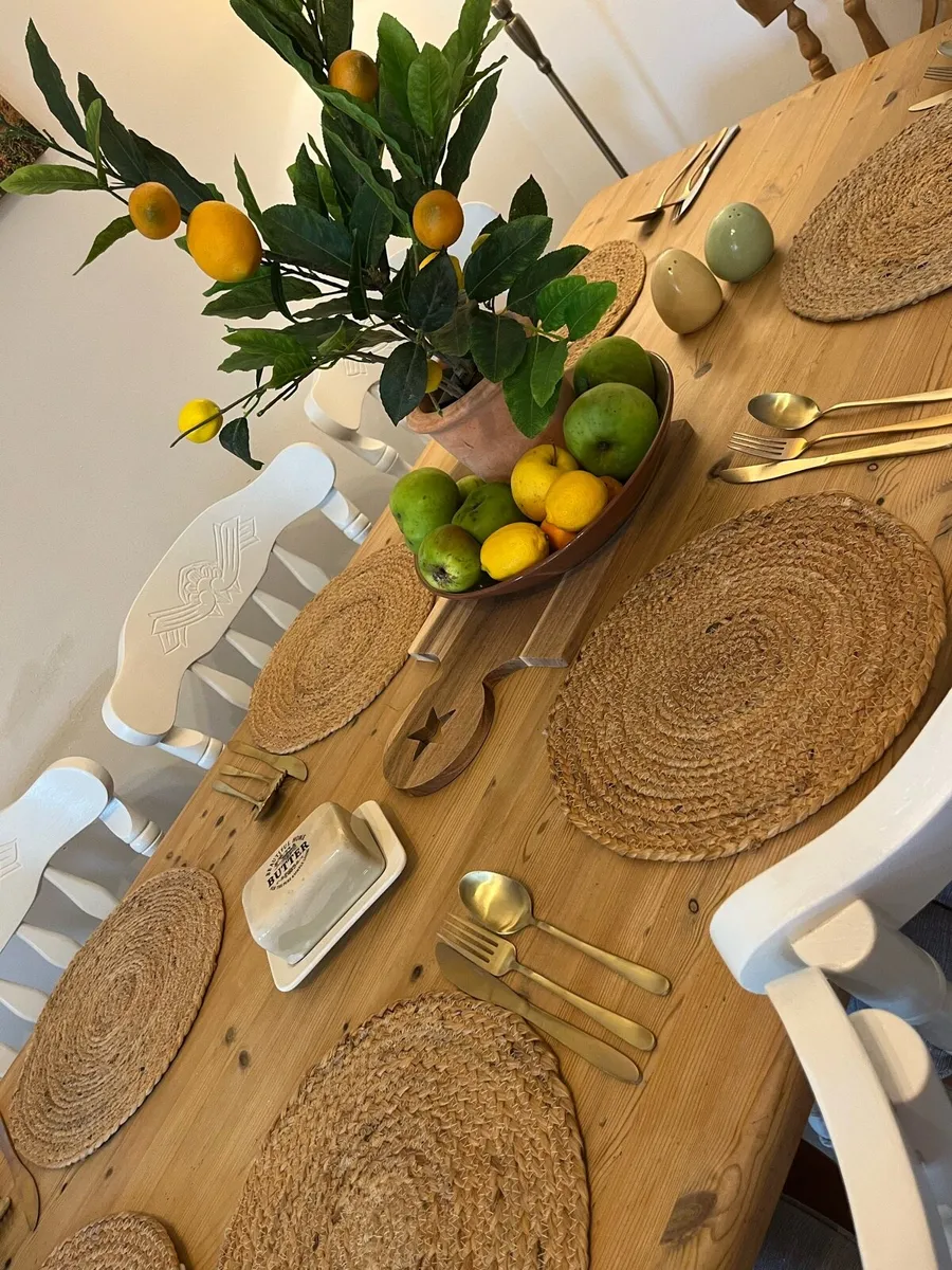 Table and chairs - Image 4