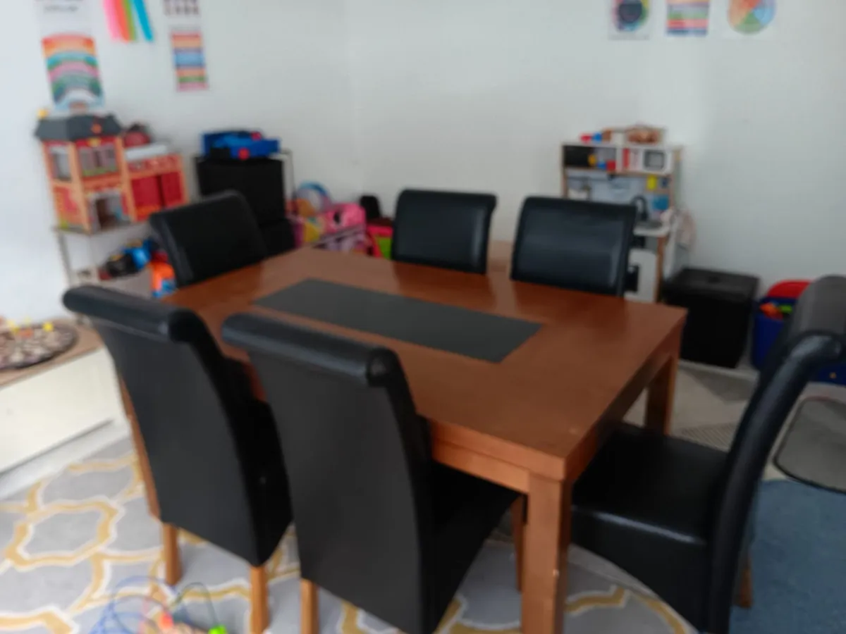 Table and chairs - Image 3