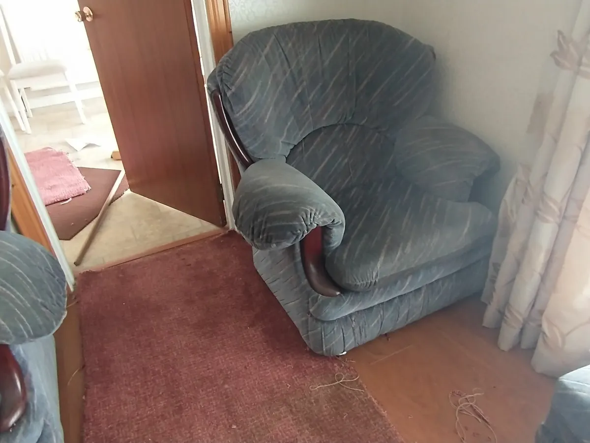 Suite of furniture - Image 1