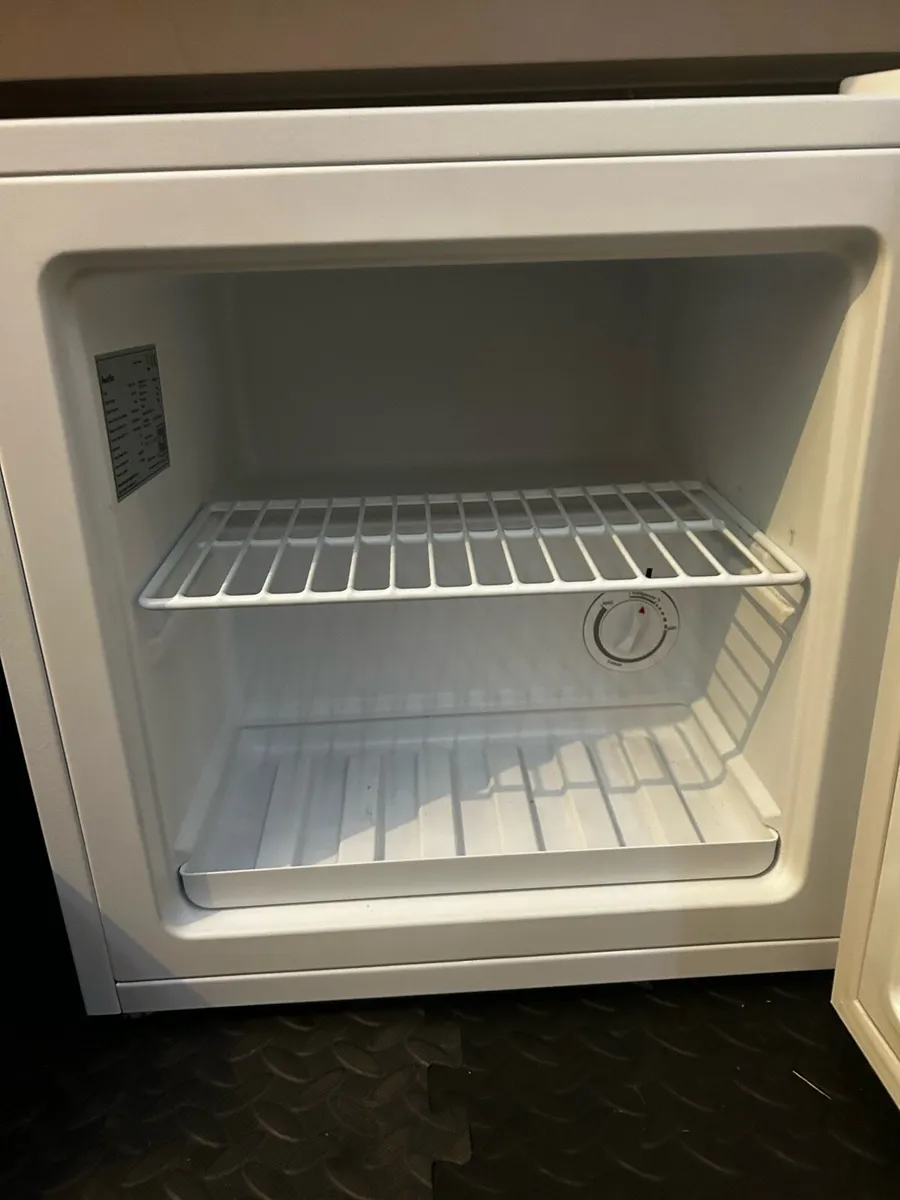 Mini fridge - Image 2