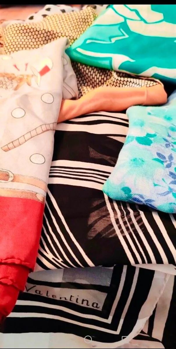 12 assorted vintage scarves and shawls - Image 3