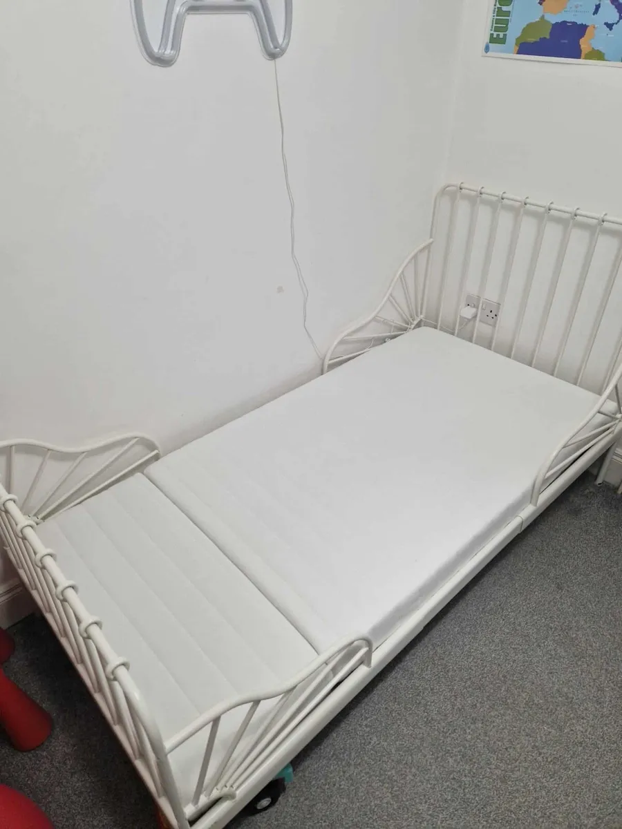 Kids single bed and mattress - Image 4