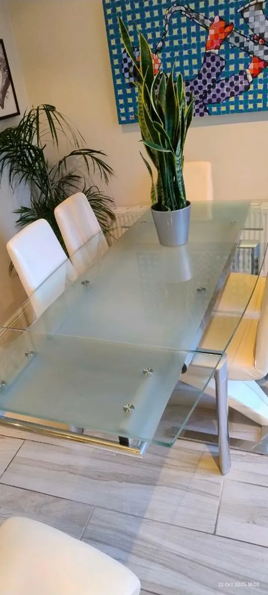 Table and 6 chairs - Image 1