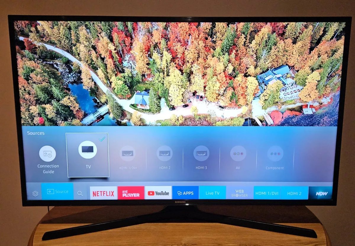 Samsung 40" 4K Smart TV - Image 1