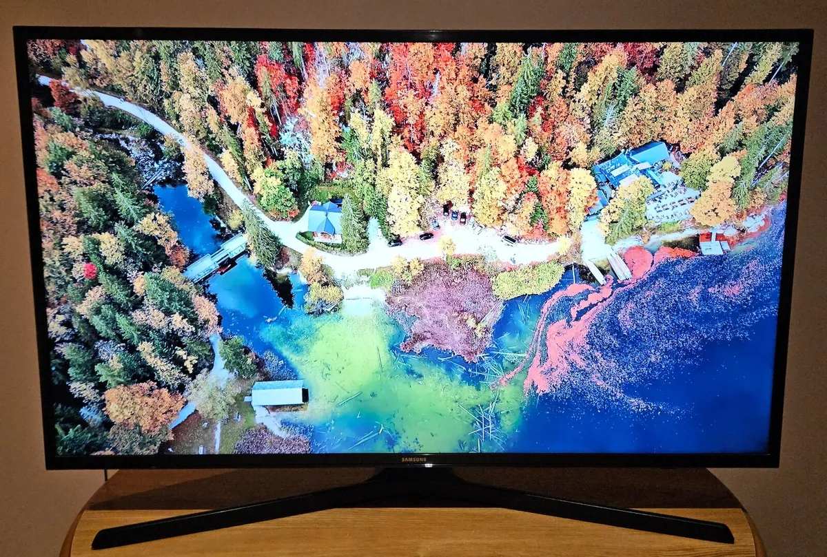 Samsung 40" 4K Smart TV - Image 2