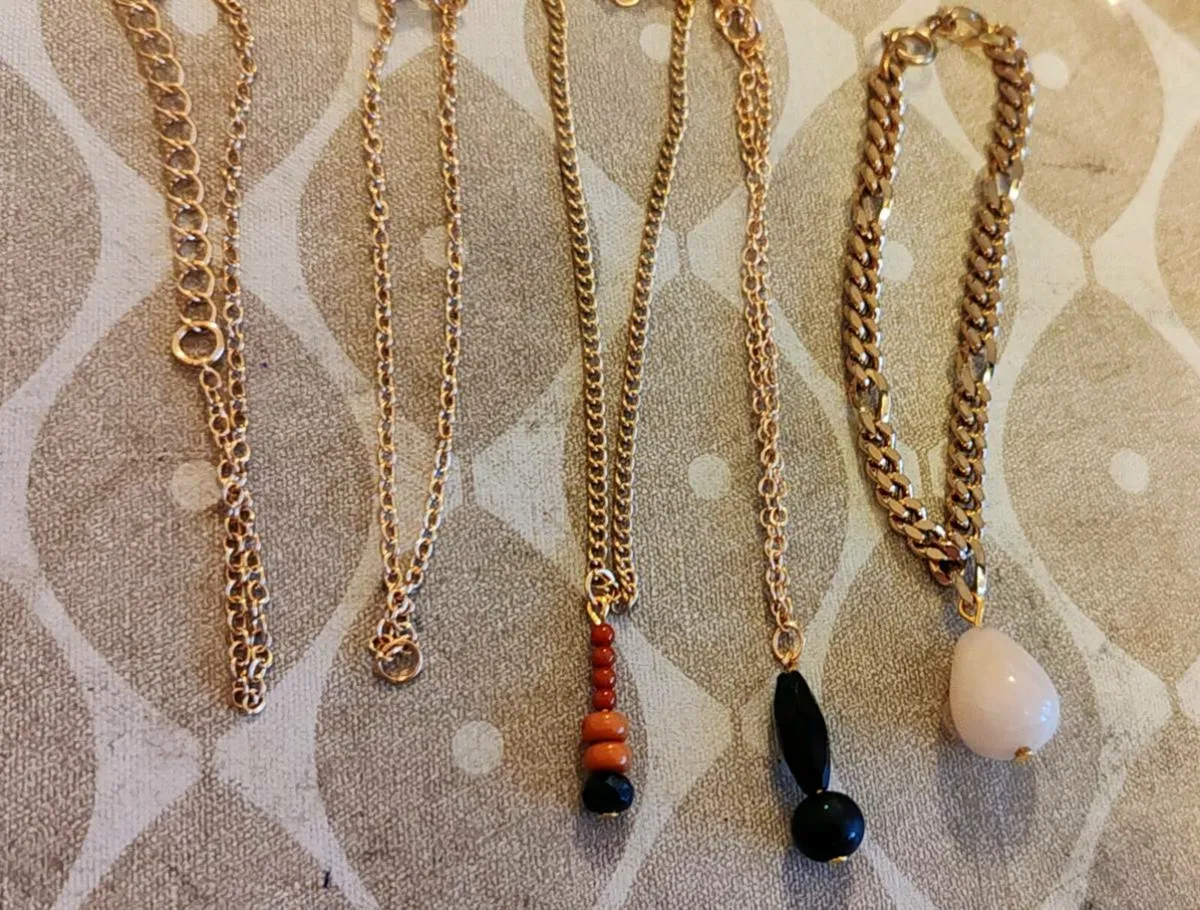 5 assorted bracelets - Image 1