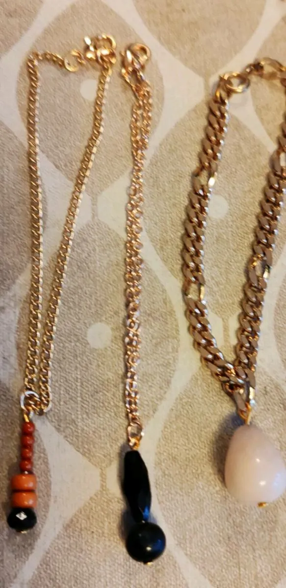 5 assorted bracelets - Image 3