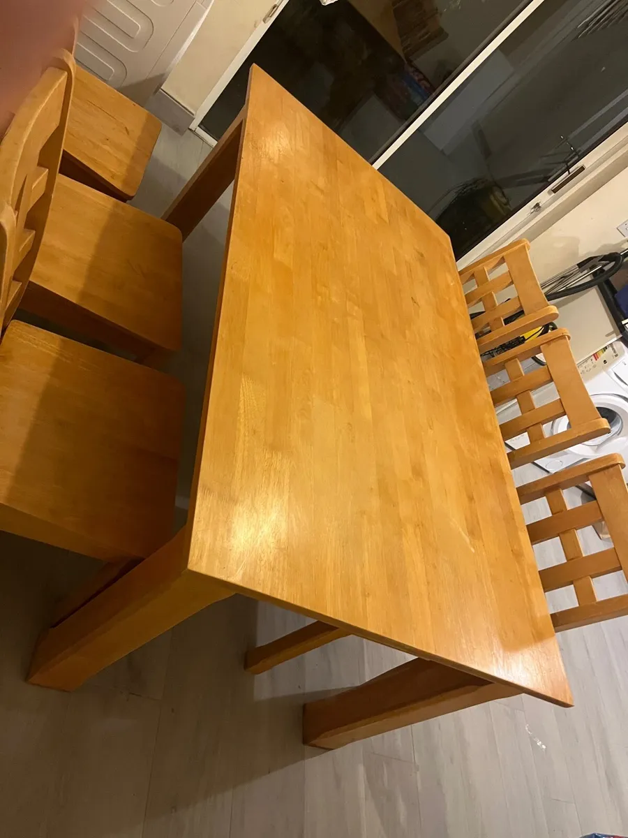 Table and chairs - Image 1