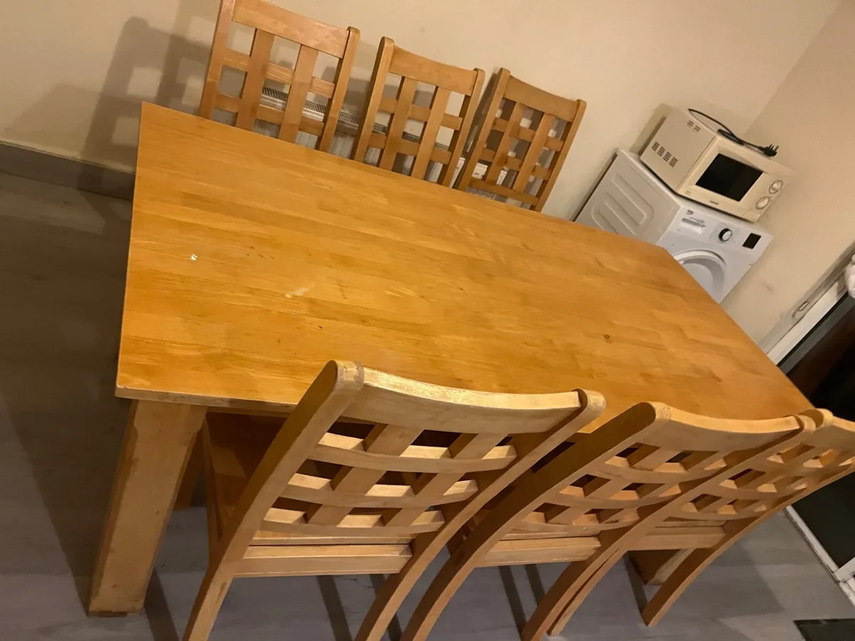 Table and chairs - Image 2