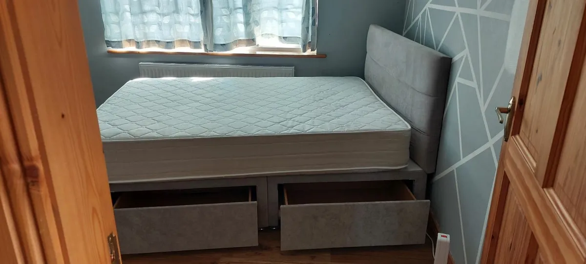 4.5 foot bed with 2 drawers - Image 1