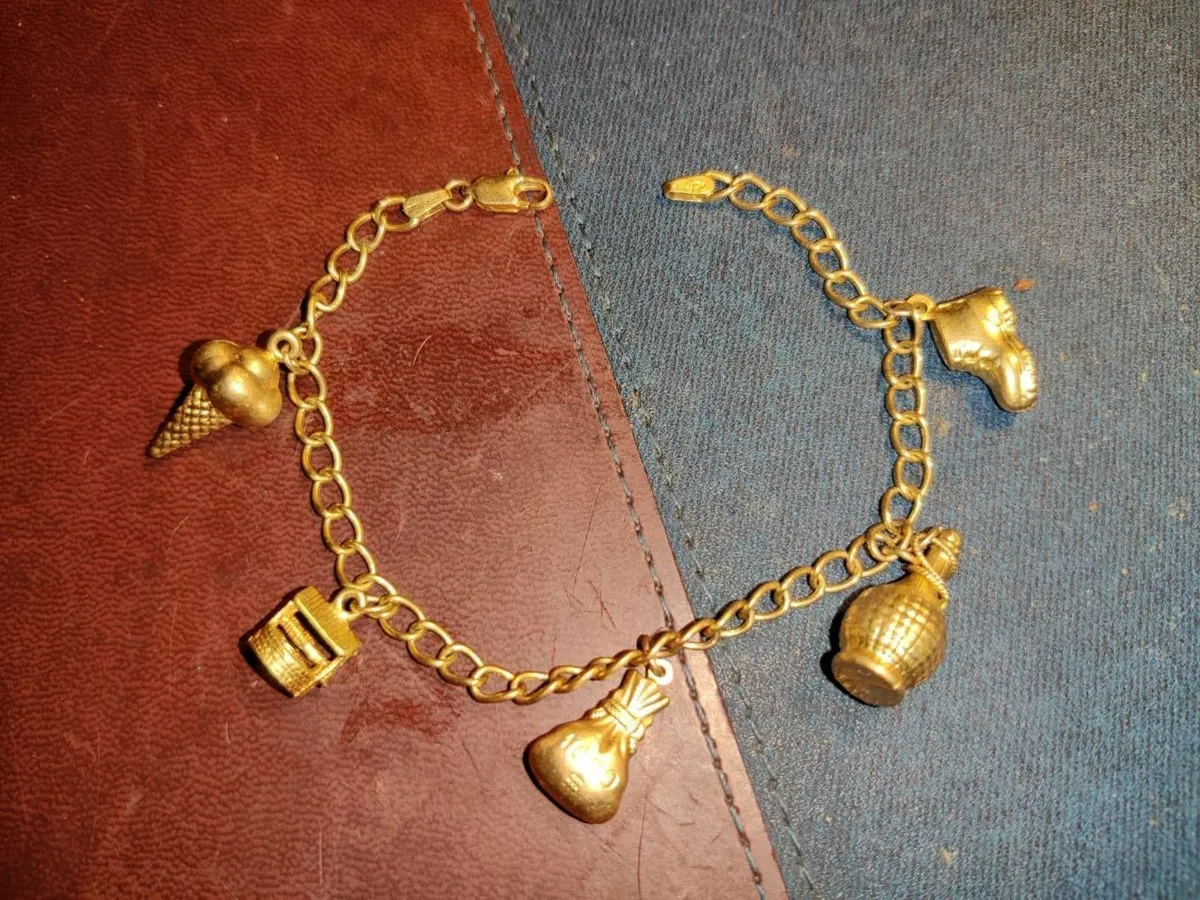 CHUNKY LUCKY CHARM, 9CT Gold 7.47 Gram Bracelet ! - Image 1
