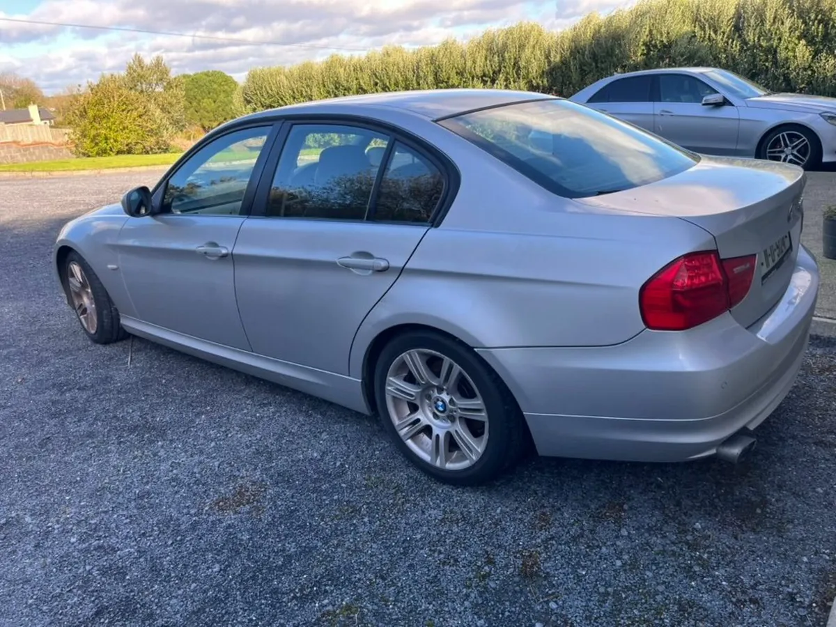 BMW 3-Series 2011 - Image 4