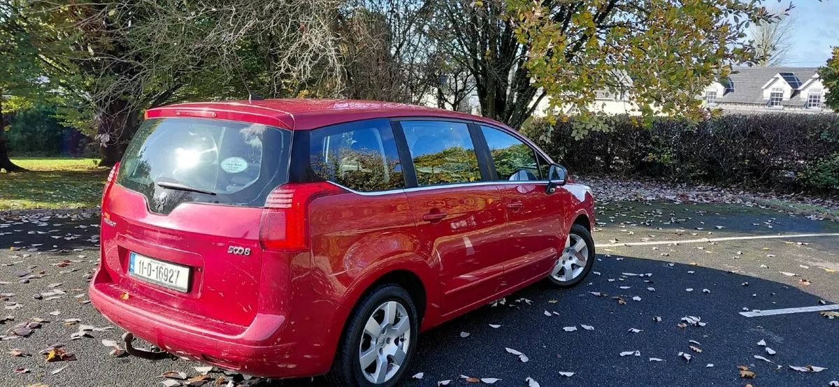 Peugeot 5008 2011 - Image 1