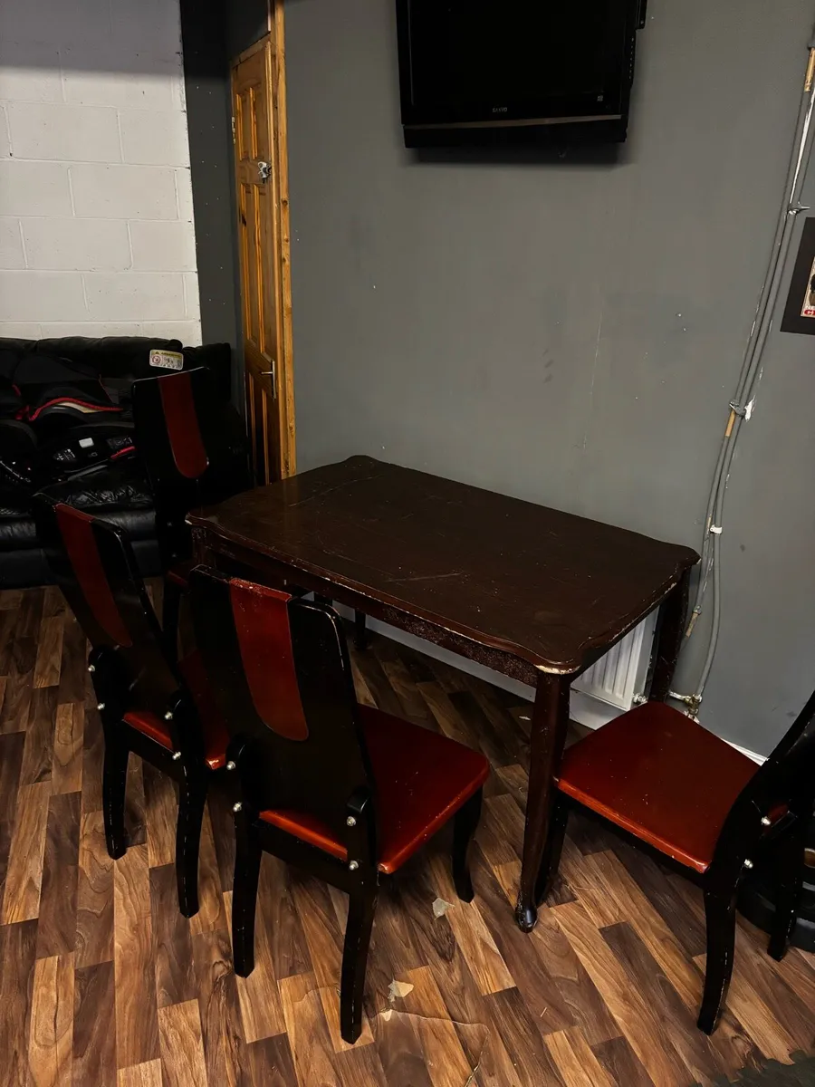 Table and chairs - Image 1