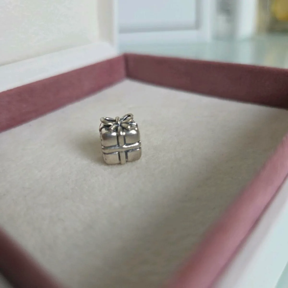 Pandora present gift charm - Image 1