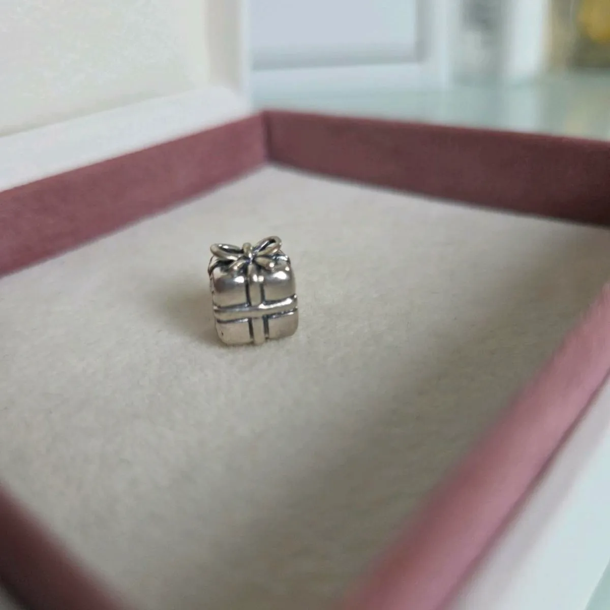Pandora present gift charm - Image 3