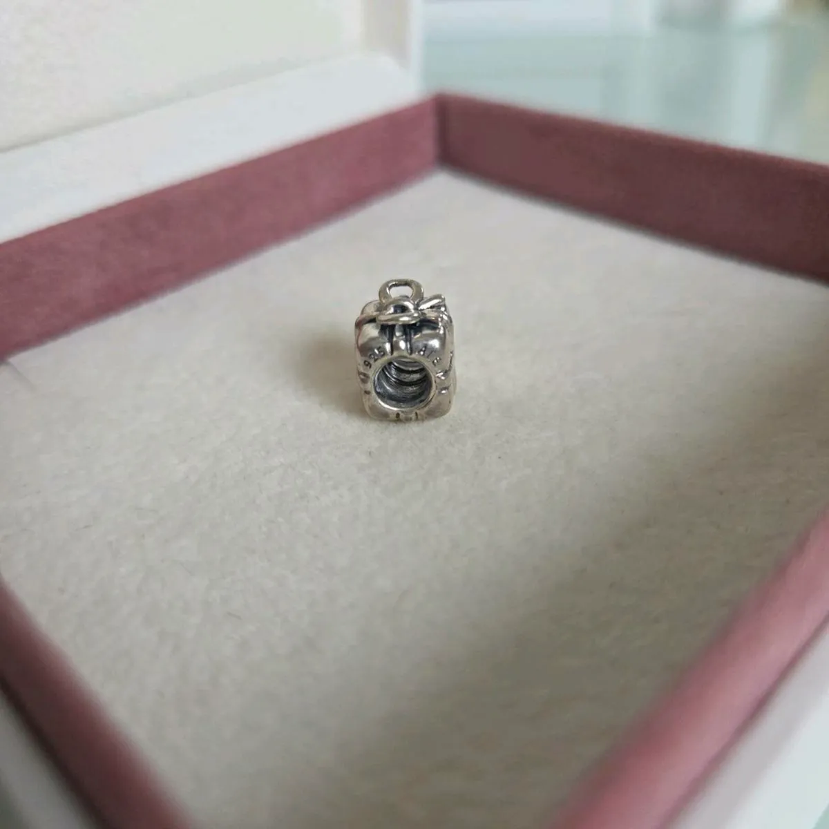 Pandora present gift charm - Image 4