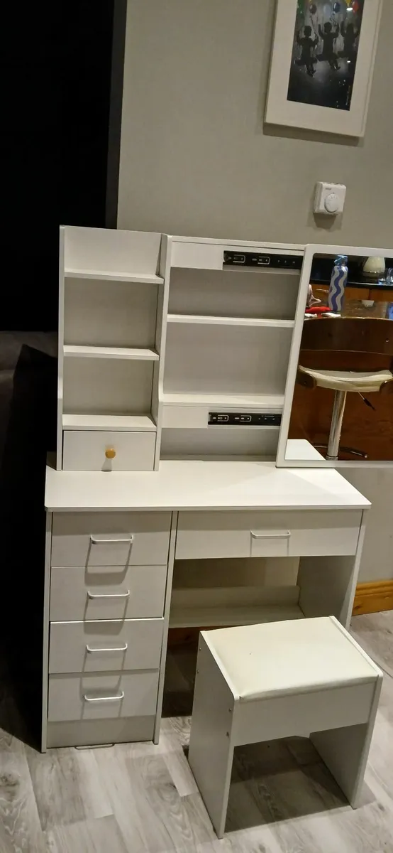 Vanity dresser - Image 1