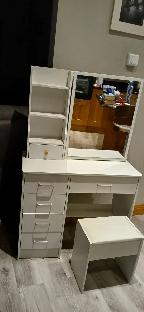 Vanity dresser - Image 2