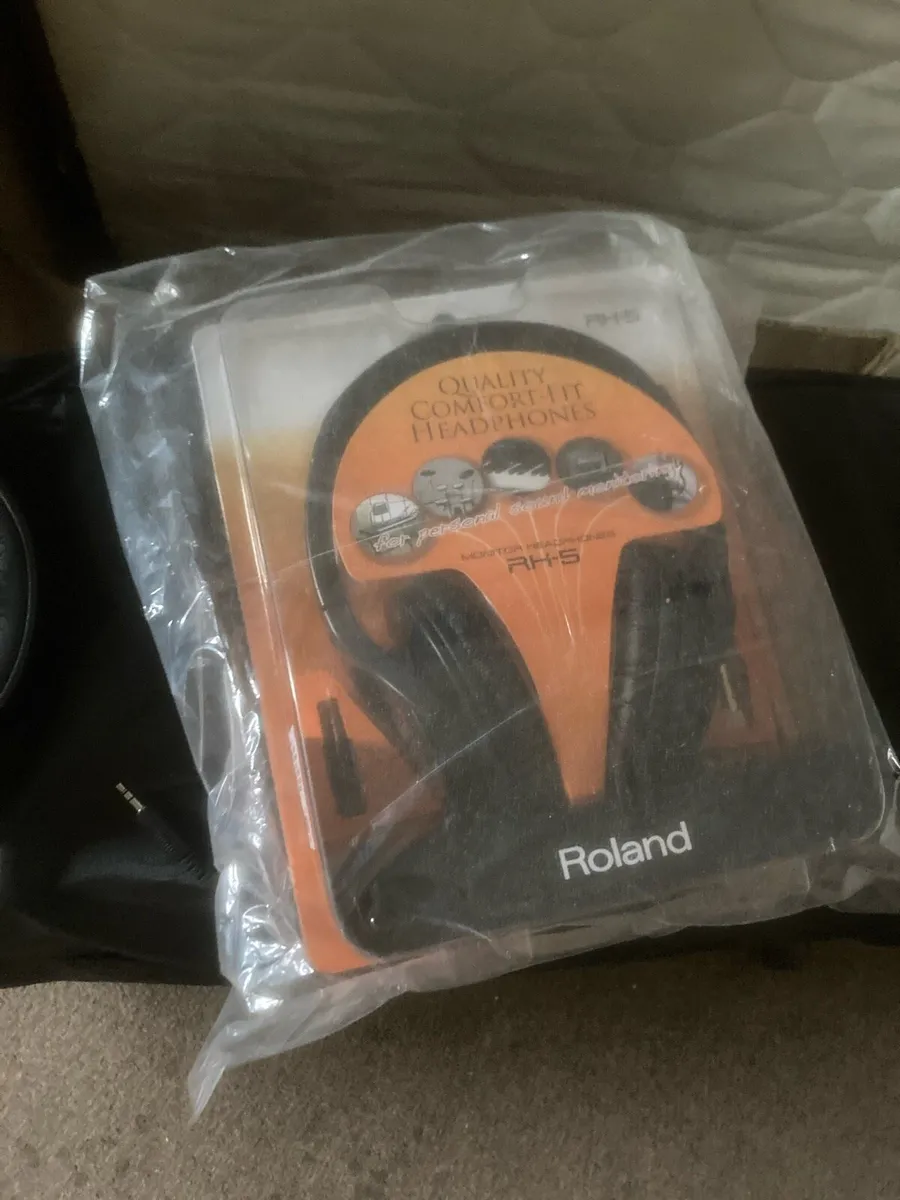 Roland fp10 digital piano with all equipments - Image 1