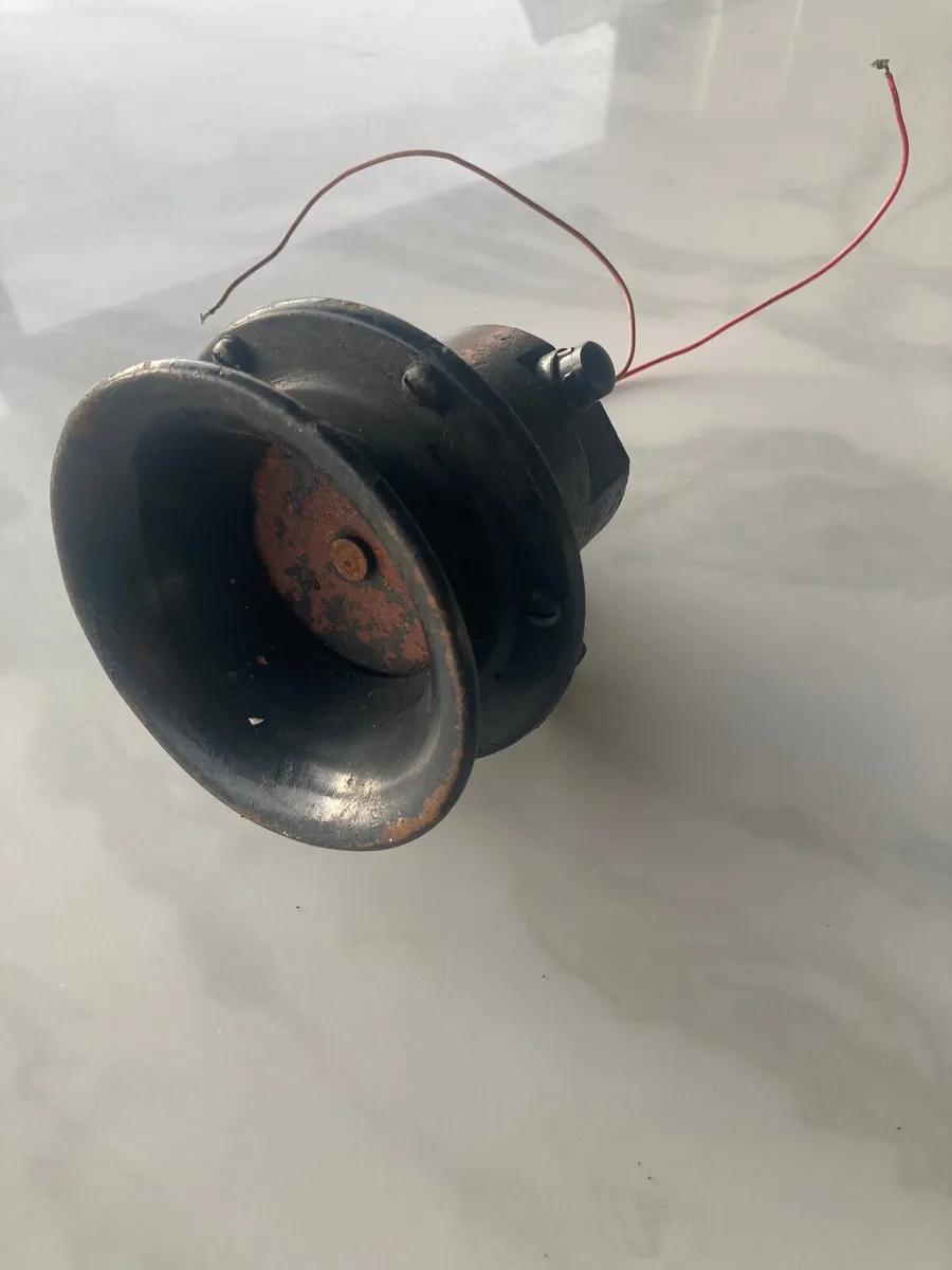 dog box, vintage car horn - Image 3