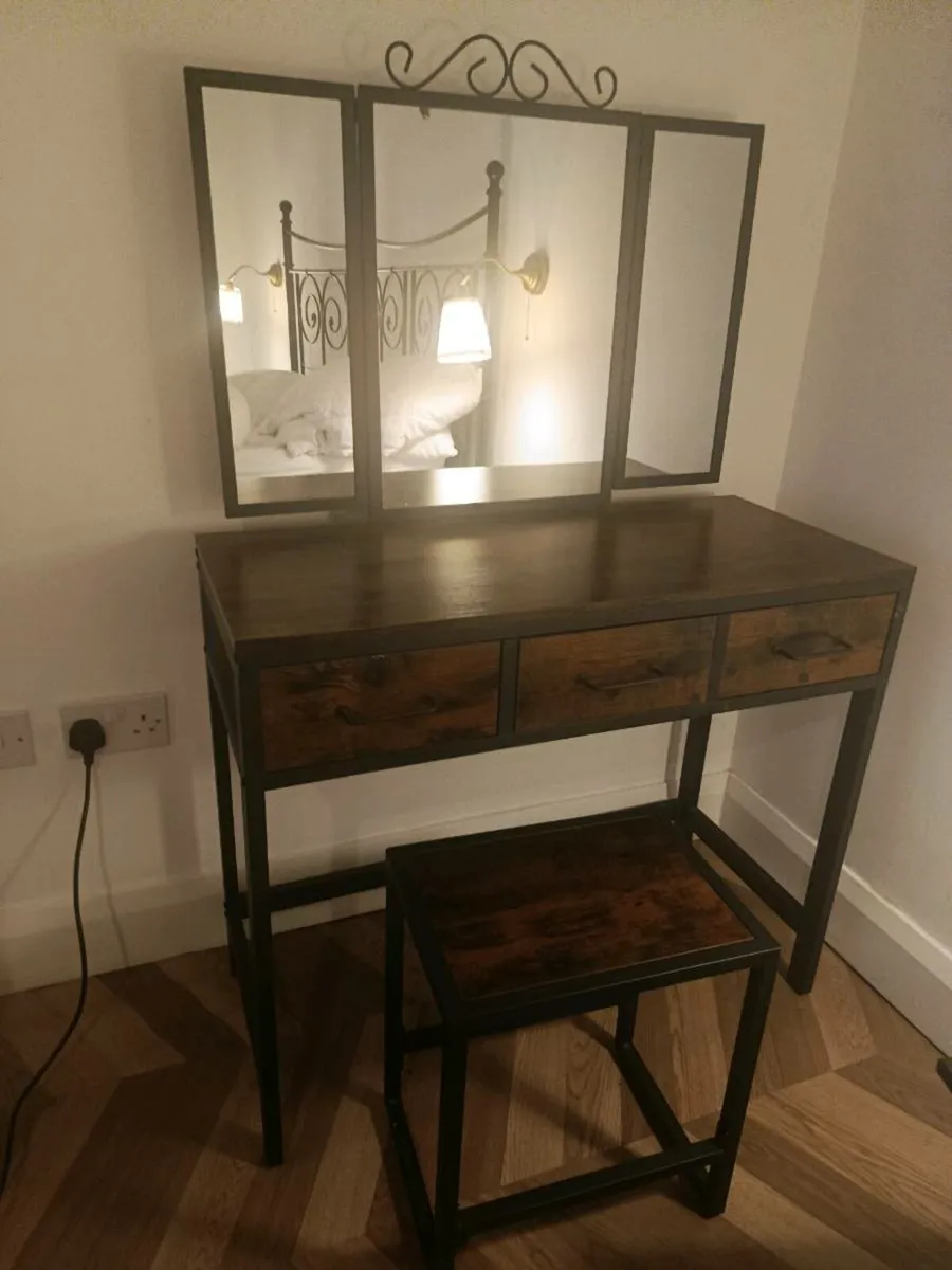 Dressing table mirror and bench - Image 1
