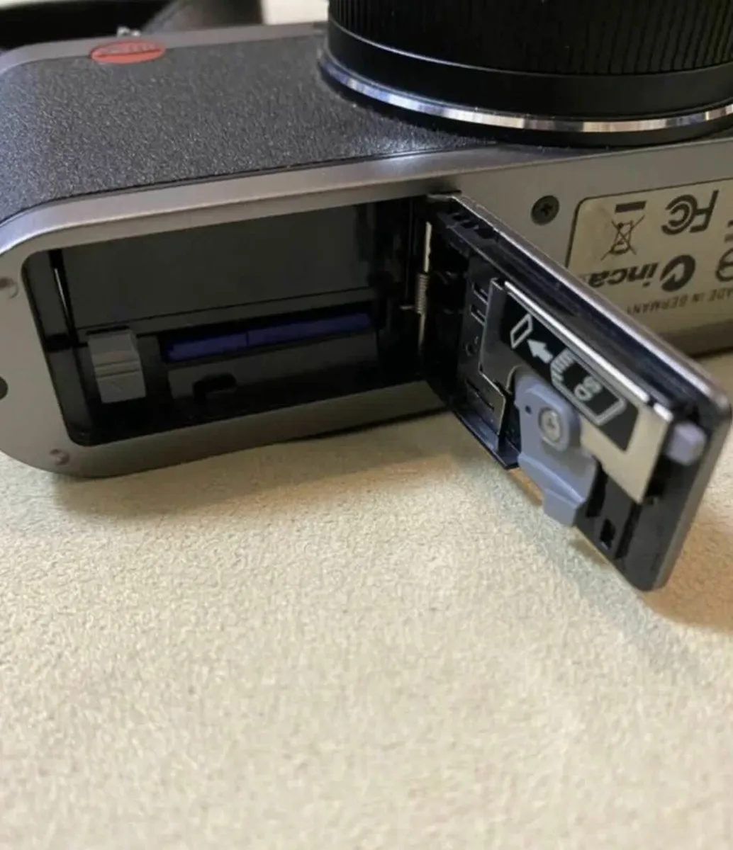Leica X1 camera +Viewfinder - Image 2