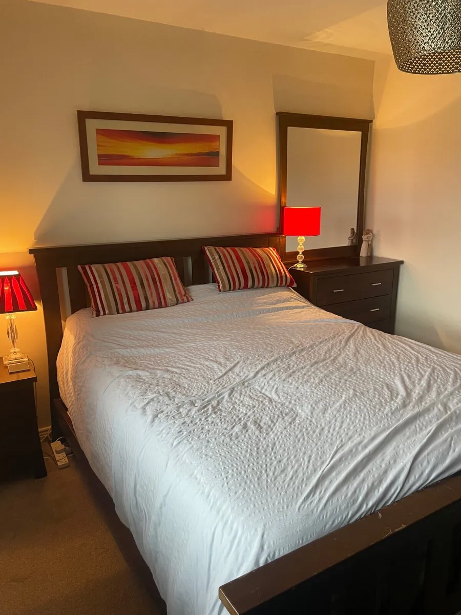 Bedroom suite - Image 1