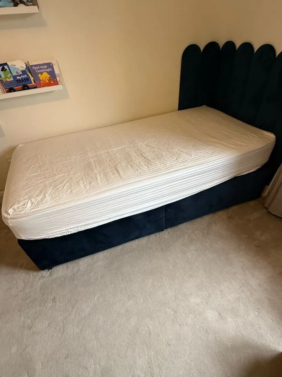 single bed + mattress + headboard panels - Image 1