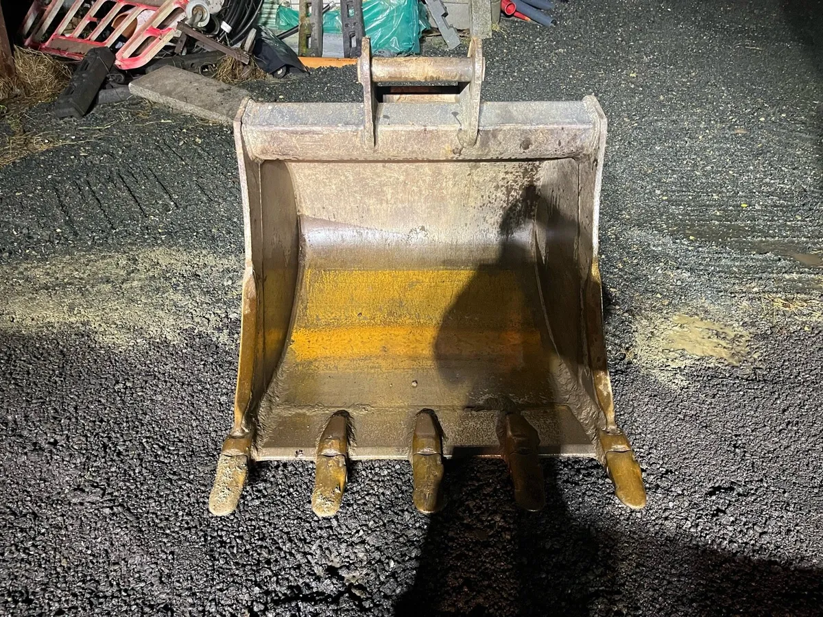 4 foot bucket - Image 1