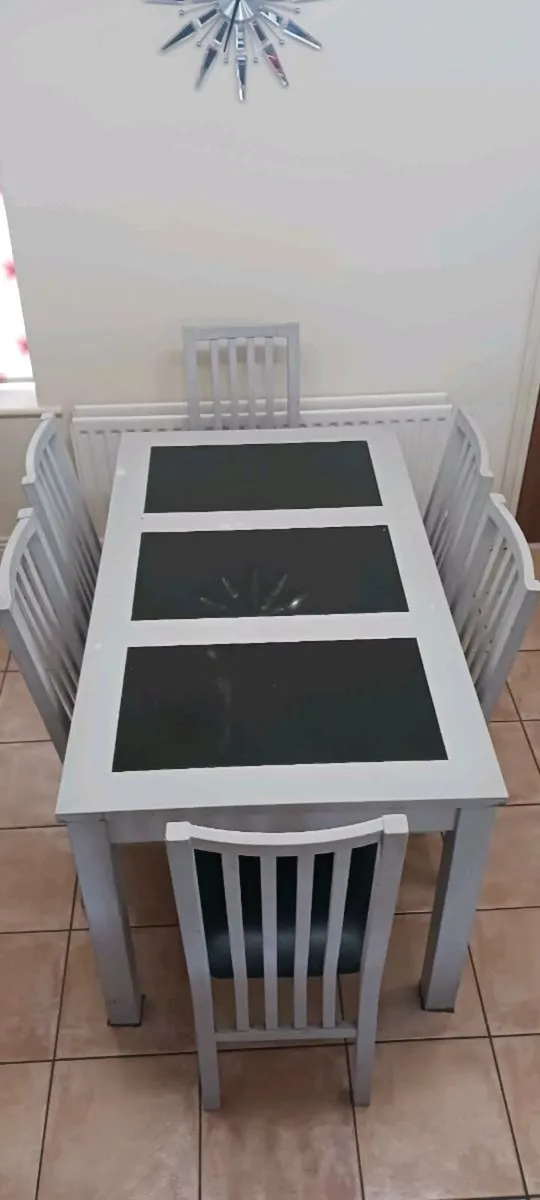 Table and chairs - Image 1