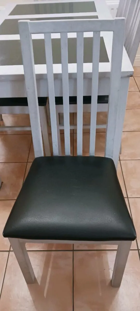 Table and chairs - Image 2
