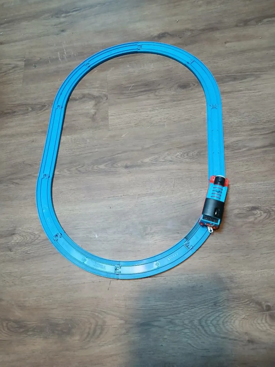 THOMAS AND FRENDS TRAIN