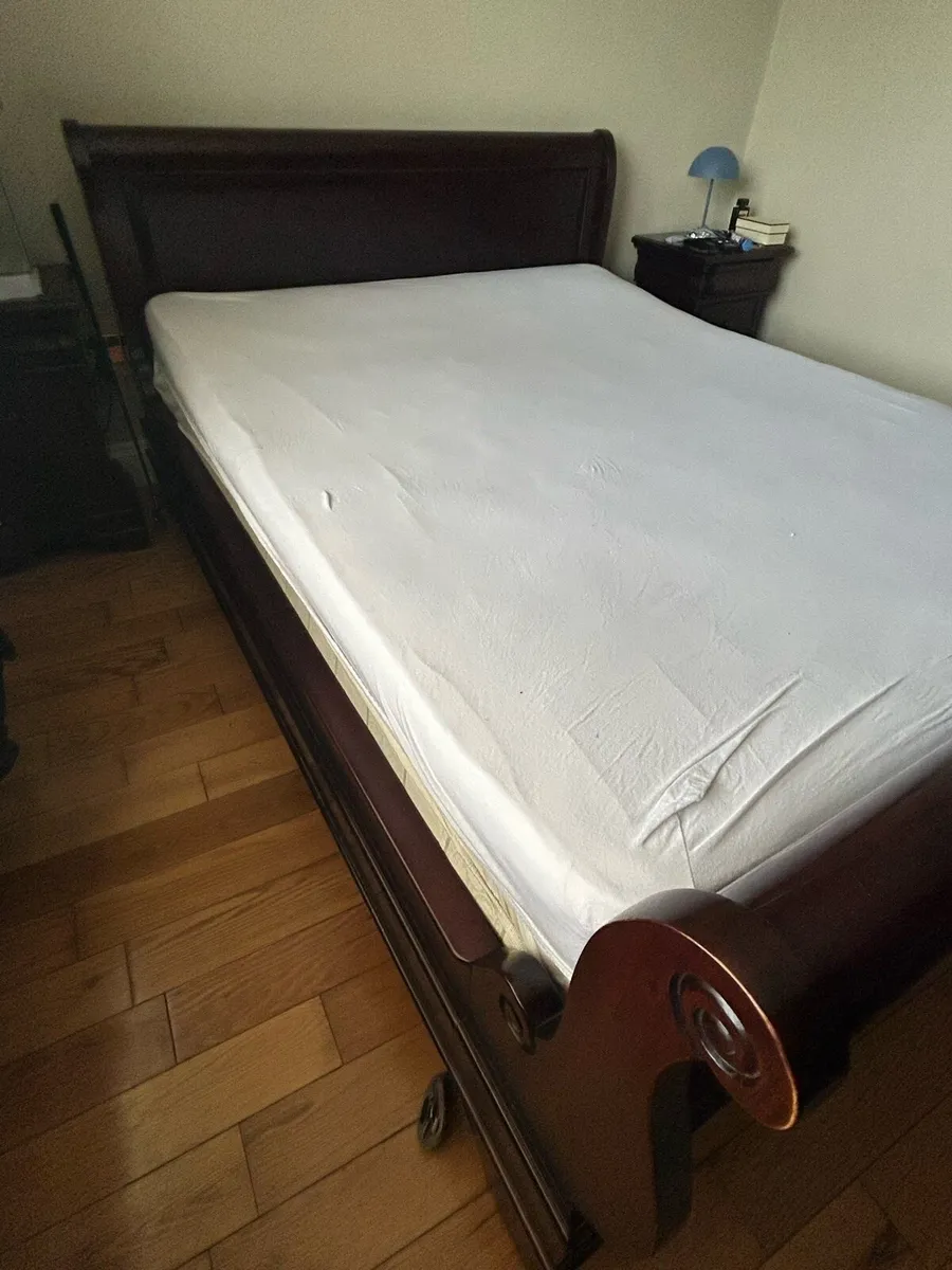 King size bed and lockers - Image 4