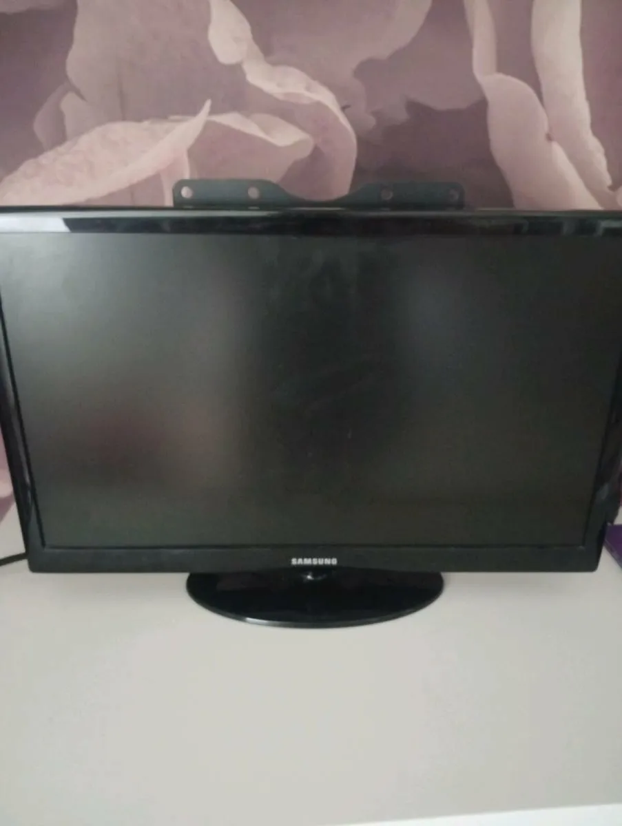 22" Samsung tv. Flat screen led - Image 1