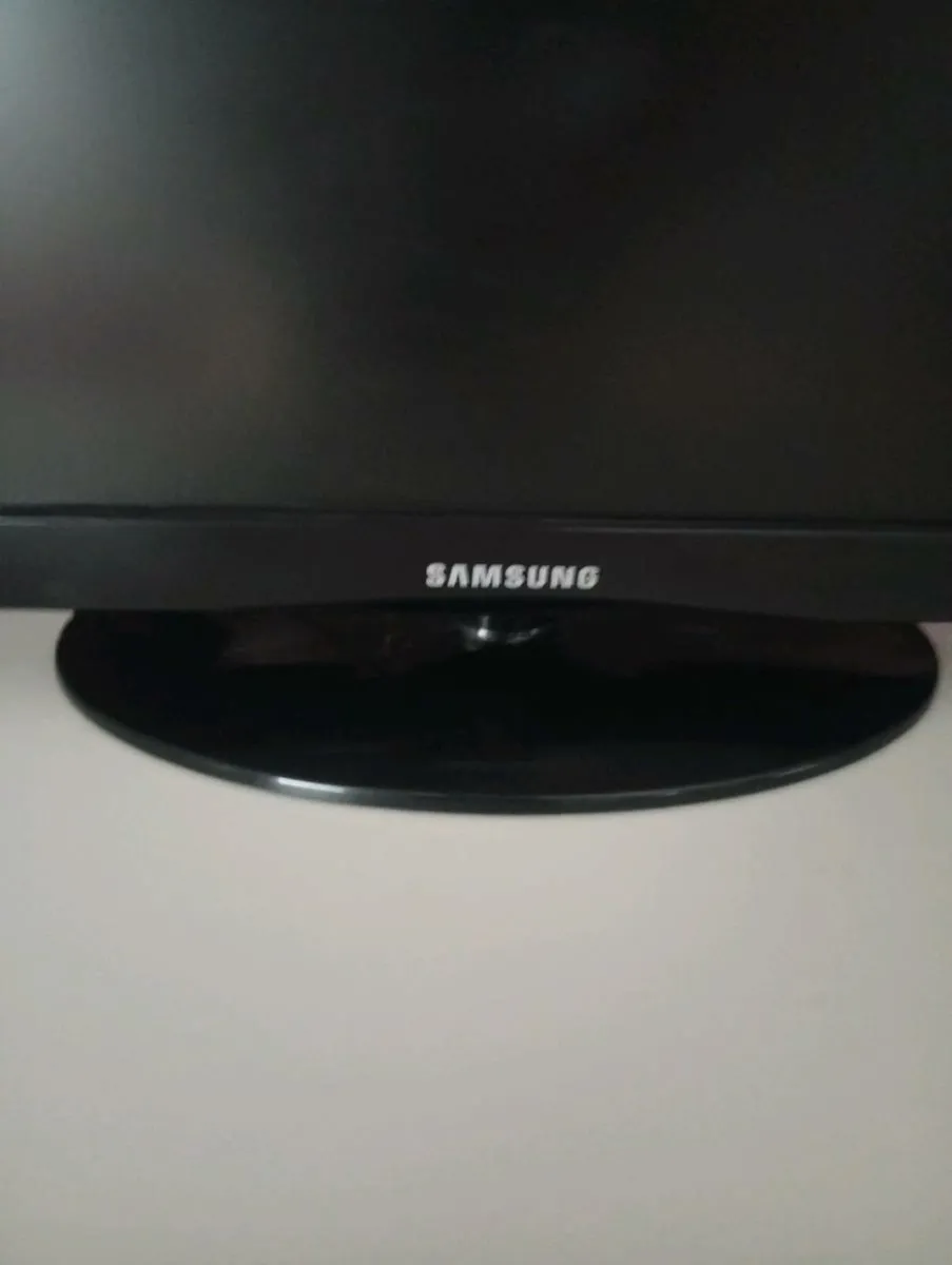 22" Samsung tv. Flat screen led - Image 2