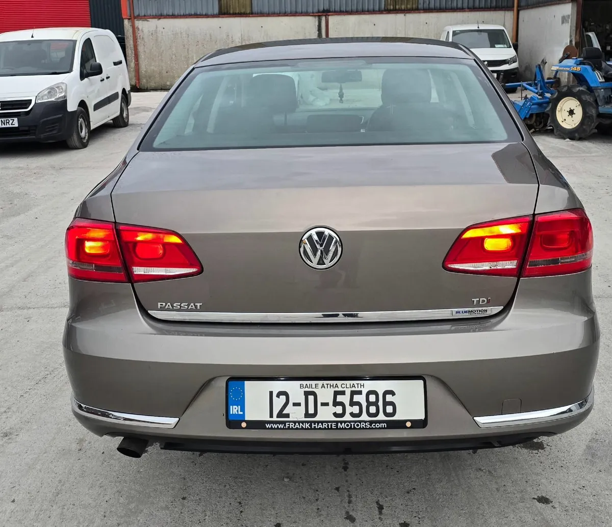 Volkswagen Passat 2012 - Image 2
