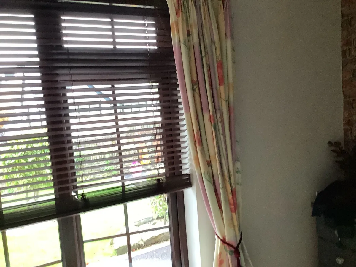 Curtains and pole - Image 1