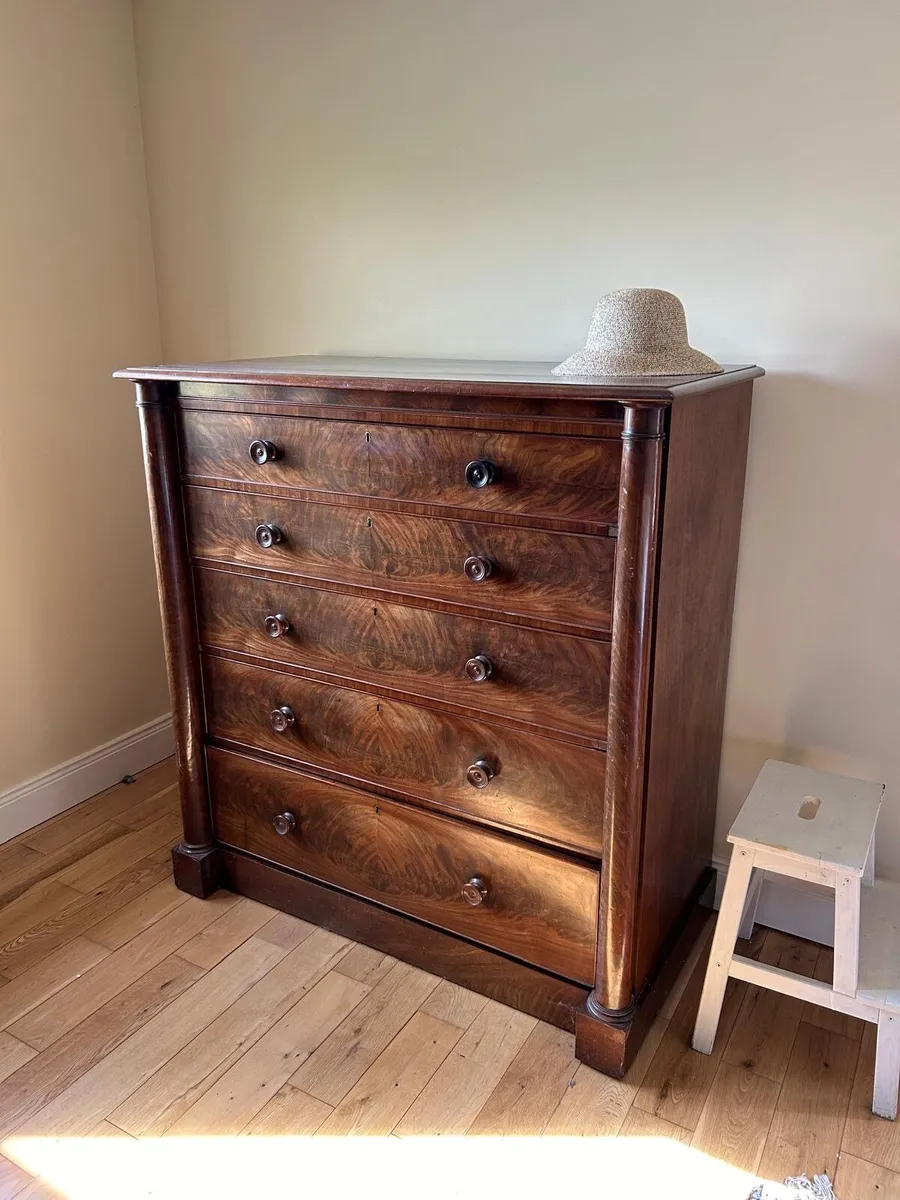 Beautiful Antique Mahogany Chest of Drawers - Image 1