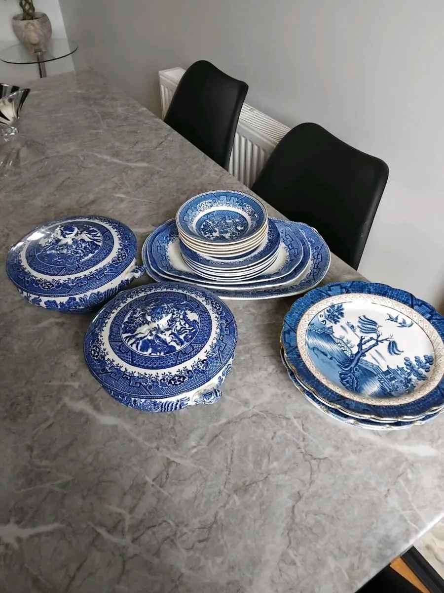 Assorted willow pattern delph