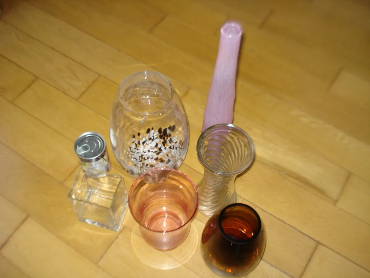6 ASSORTED GLASS VASES. - Image 2